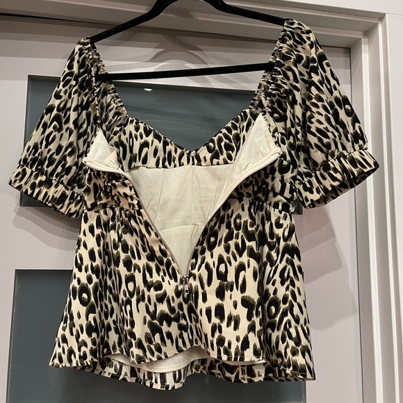 PRICE DROP ⬇️⬇️Adorable top with so many beautiful feature - Picture 3 of 6